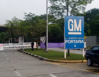 Funcionários da GM entram em greve após demissões por telegrama em três fábricas no Brasil