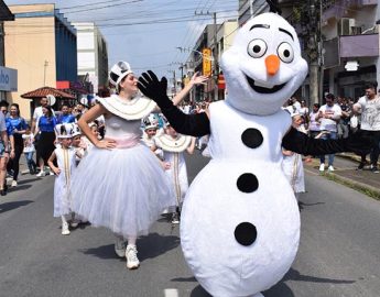 Desfile de natal antecipado encanta a comunidade de Guaramirim