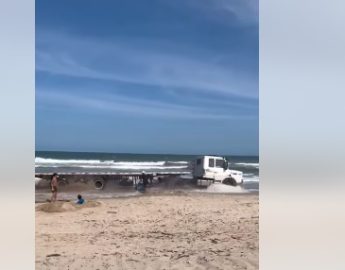 Caminhão entra na praia em Navegantes em alta velocidade