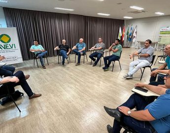 Integrantes da Avevi visitam a Cooperativa Juriti e fazem assembleia