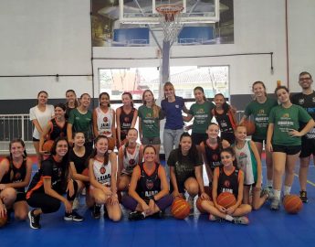 Meninas do basquete recebem visita de atleta que joga a LBF