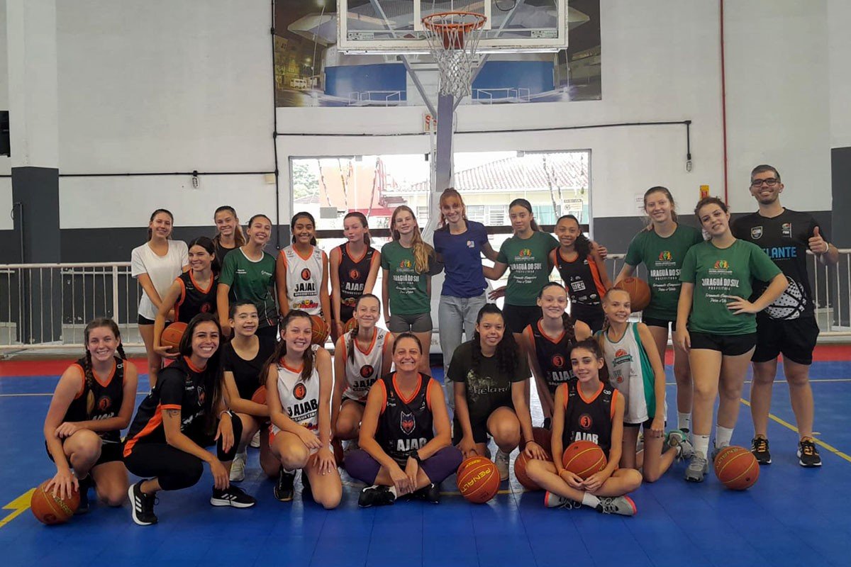 Meninas do basquete recebem visita de atleta que joga a LBF