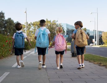 Atenção para o peso da mochila na volta às aulas