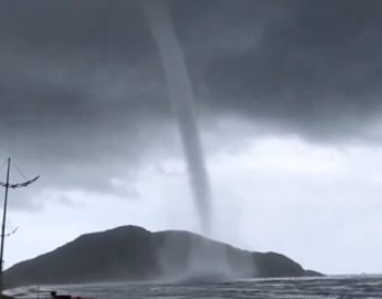 Vídeo – Tromba d’água surpreende em praia de SC”