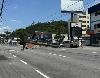 Trânsito interditado na Avenida Prefeito Waldemar Grubba