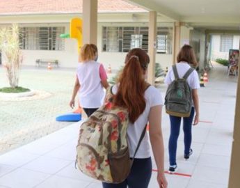 Estudantes voltam às escolas nesta quarta-feira na rede pública