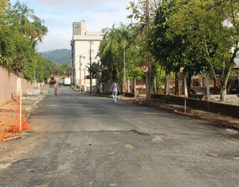 Rotatória de quadra da Barra está recebendo pavimentação