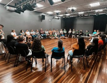 Secretária Natália recebe oficialmente o troféu conquistado pelo Grupo de Teatro Juvenil Kefi