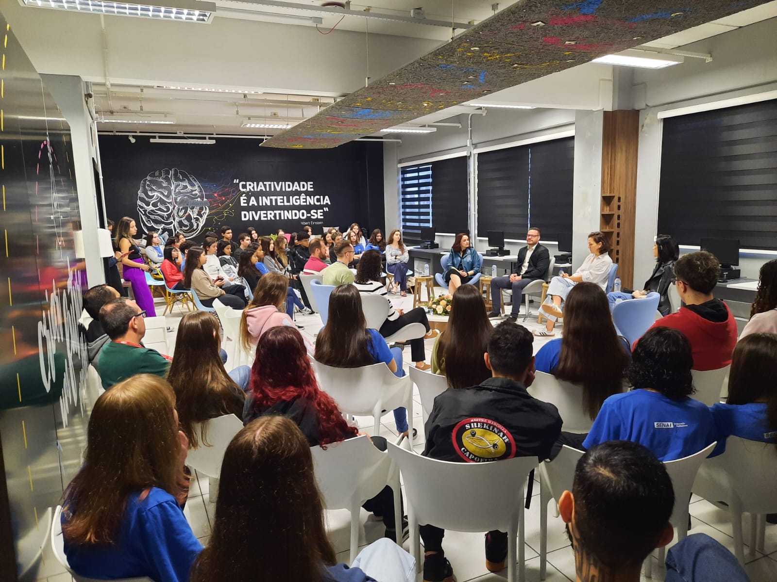 Alunos participam de mesa redonda em comemoração a semana da indústria