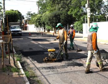 Tapa-buracos na Waldemar Grubba nesta segunda-feira (25)