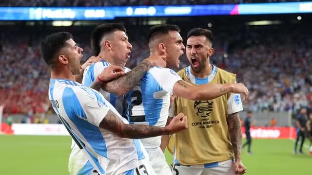 Futebol: Argentina vence o Chile no fim e é primeira classificada para as quartas de final