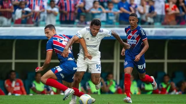 Futebol: Flamengo vence, segue líder e mantém o Fluminense na lanterna do Brasileirão