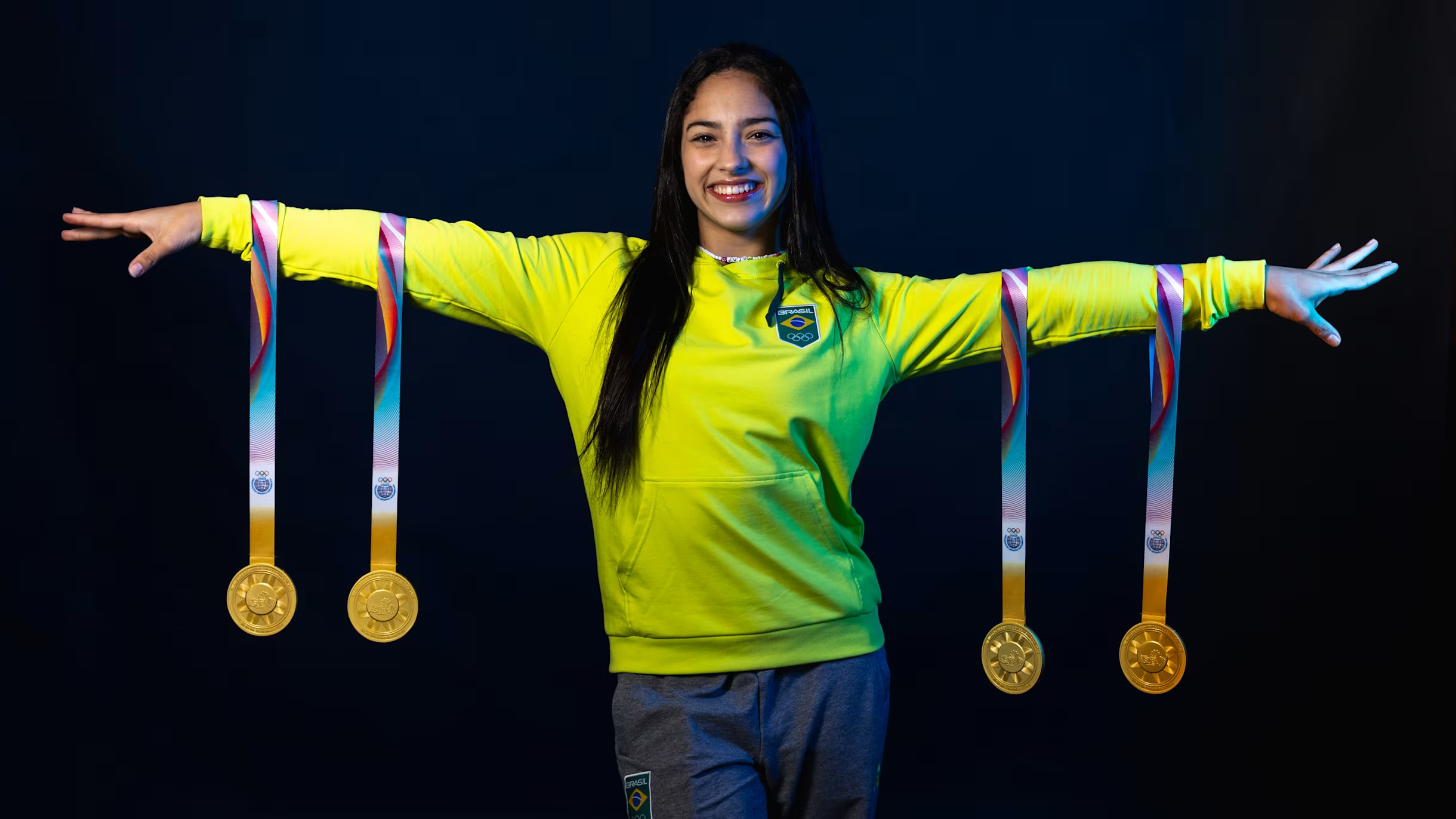 Julia Soares mostrando medalhes que conquistou