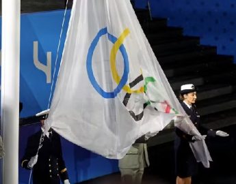 Olimpíadas: Bandeira olímpica é hasteada de cabeça para baixo na abertura