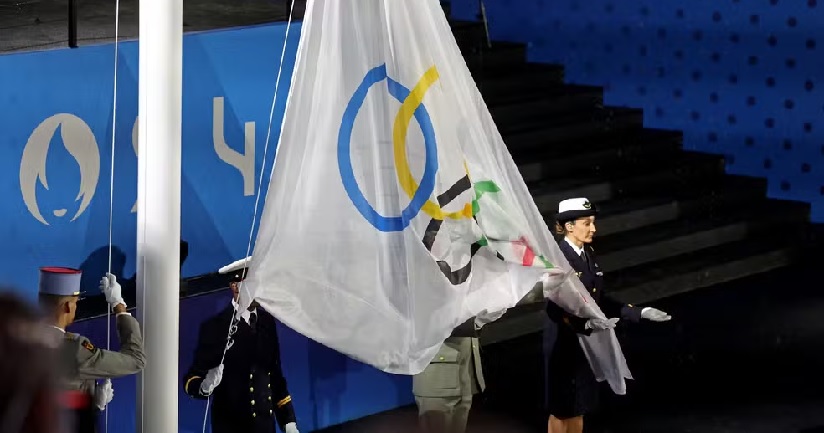 Olimpíadas: Bandeira olímpica é hasteada de cabeça para baixo na abertura