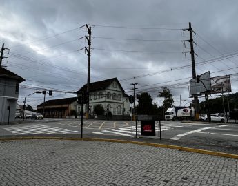 Semáforos piscantes no cruzamento das ruas Epitácio Pessoa e Bernardo Grubba amanhã (06)