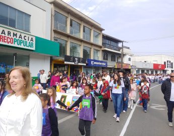 Guaramirim celebra 75 anos com grande desfile festivo