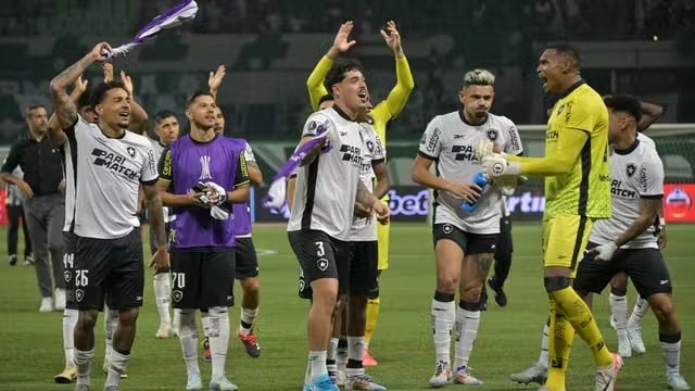 Futebol: Botafogo abre 2 a 0 e cede empate, mas elimina Palmeiras e vai às quartas de final