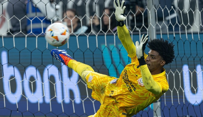 Futebol: Hugo Souza brilha nas penalidades e classifica o Corinthians na Sul-Americana