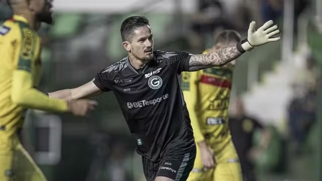 Futebol: Com três de T. Galhardo e um do goleiro Tadeu, Goiás goleia o Brusque