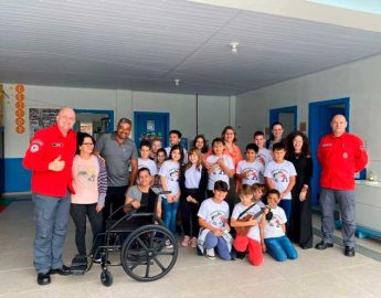 “Bombeiro na Escola” entrega cadeira de rodas para pessoa acamada