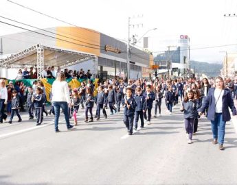 Sábado tem desfile na Reinoldo Rau; se chover, será na Arena