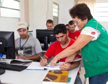 Educação de Jovens e Adultos já atendeu mais de 13,5 mil na região