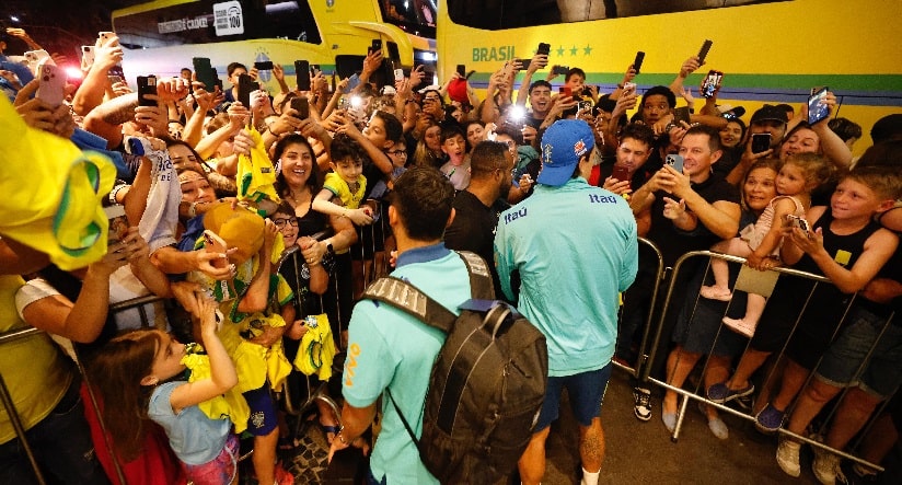 Futebol: Seleção Brasileira é festejada em Curitiba-PR