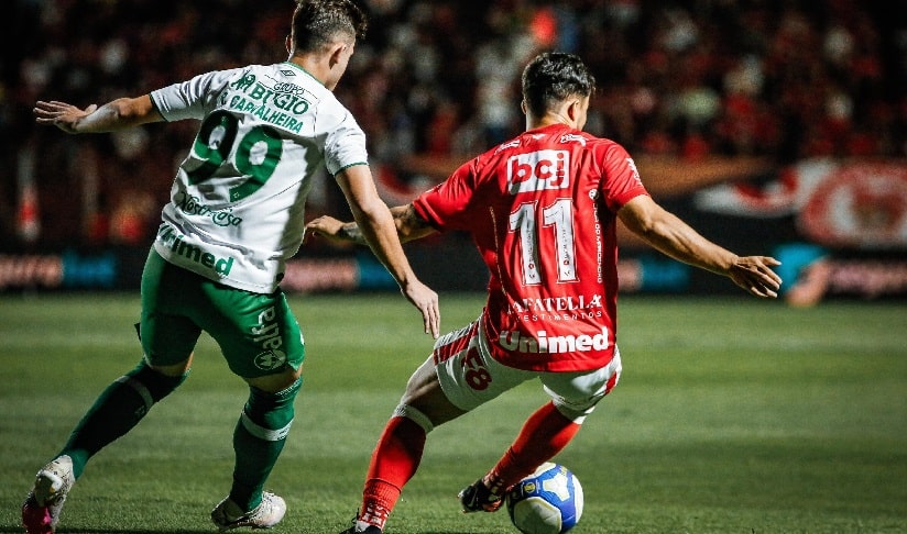 Futebol: Vila Nova vence a Chapecoense e volta ao G4