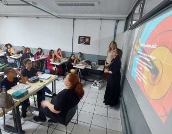 SETEMBRO AZUL  |  Educadora do IFSC defende ampliação do ensino da Língua de Sinais