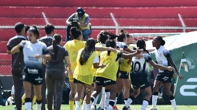 Futebol: Corinthians vira no fim sobre o Palmeiras com três gols em 10 minutos na ida da semi