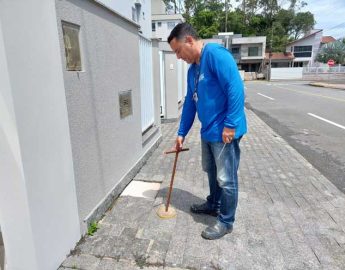 Locais de espera de esgoto nas calçadas precisam estar visíveis