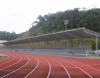 Cobertura da arquibancada da pista de atletismo em fase de conclusão