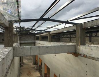 Obras de restauração do Mercado Municipal seguem com a troca da cobertura