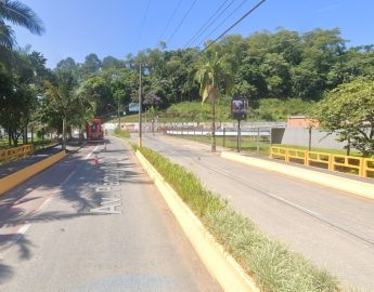 Conserto na rede de água na Avenida Parque Malwee; trânsito em meia pista