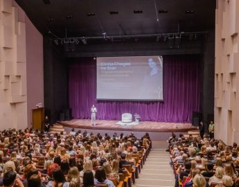 Palestra de Cíntia Chagas arrecada R$ 88 mil para instituições de Jaraguá do Sul