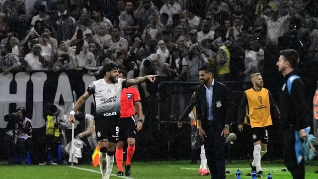 Futebol: Corinthians e Racing empatam em noite de chuva e golaços em Itaquera