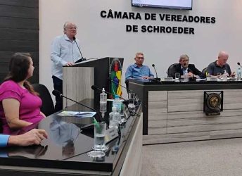 Vicente prestigiou sessão em Schroeder e homenageia empresa