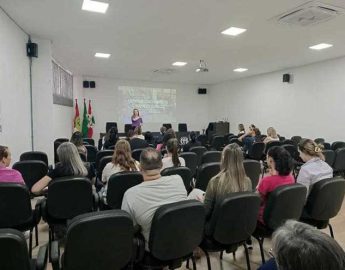 Manejo clínico de casos suspeitos de dengue tema de capacitação