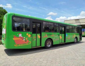 Dois ônibus circulam com estampas natalinas em linhas urbanas