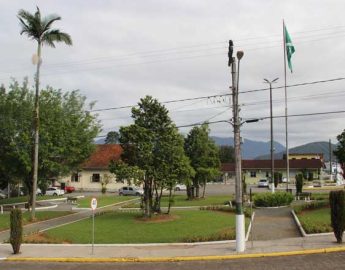 Iniciativa comunitária à praça central de Schroeder