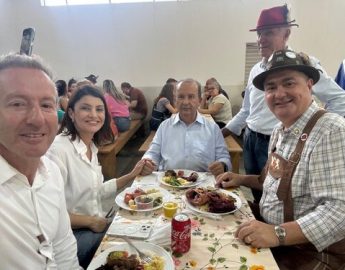 Prefeito eleito de Schroeder almoça com o governador durante a Schützenfest