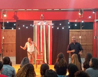 Escola recebe teatro de palhaçaria