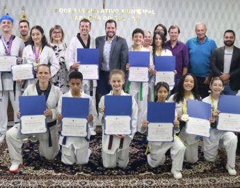 Taekwondo: Atletas de Jaraguá do Sul são homenageados na Câmara de Vereadores