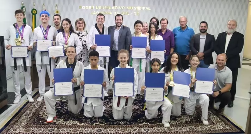 Taekwondo: Atletas de Jaraguá do Sul são homenageados na Câmara de Vereadores