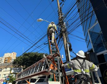 Celesc e empresas de telefonia retiraram cerca de 70 toneladas de cabos irregulares de postes em 2024