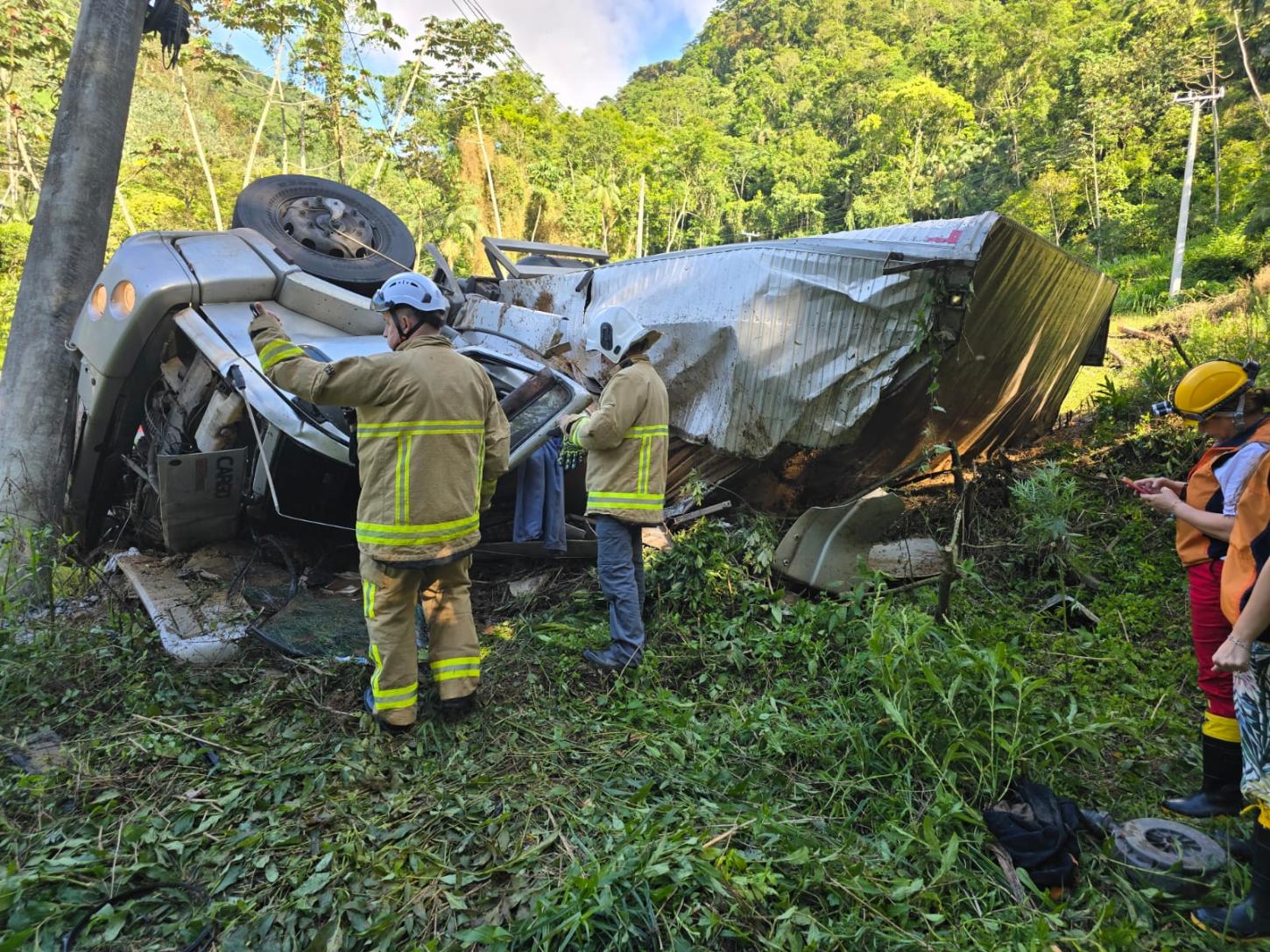 Motorista morre em acidente na Serra de Corupá: caminhão capota e carga tóxica vaza na BR-280