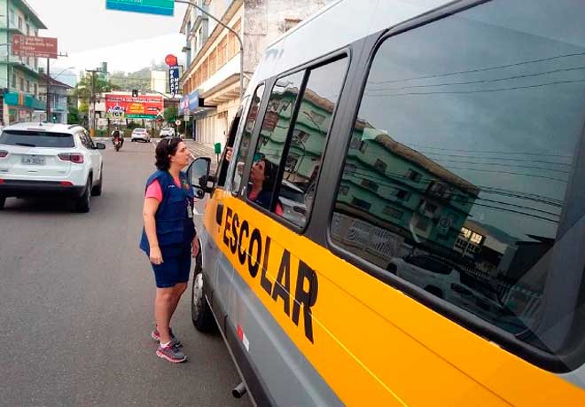 Veículos de transporte escolar