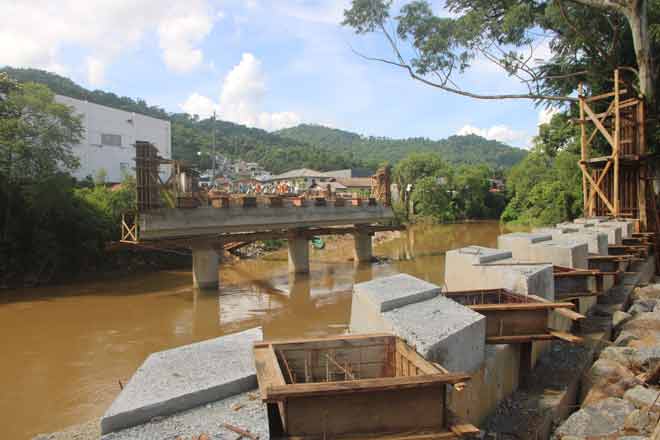 Obras da nova ponte sobre o rio Jaraguá