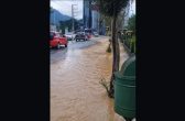 Rompimento na rede de água no bairro Czerniewicz em Jaraguá do Sul